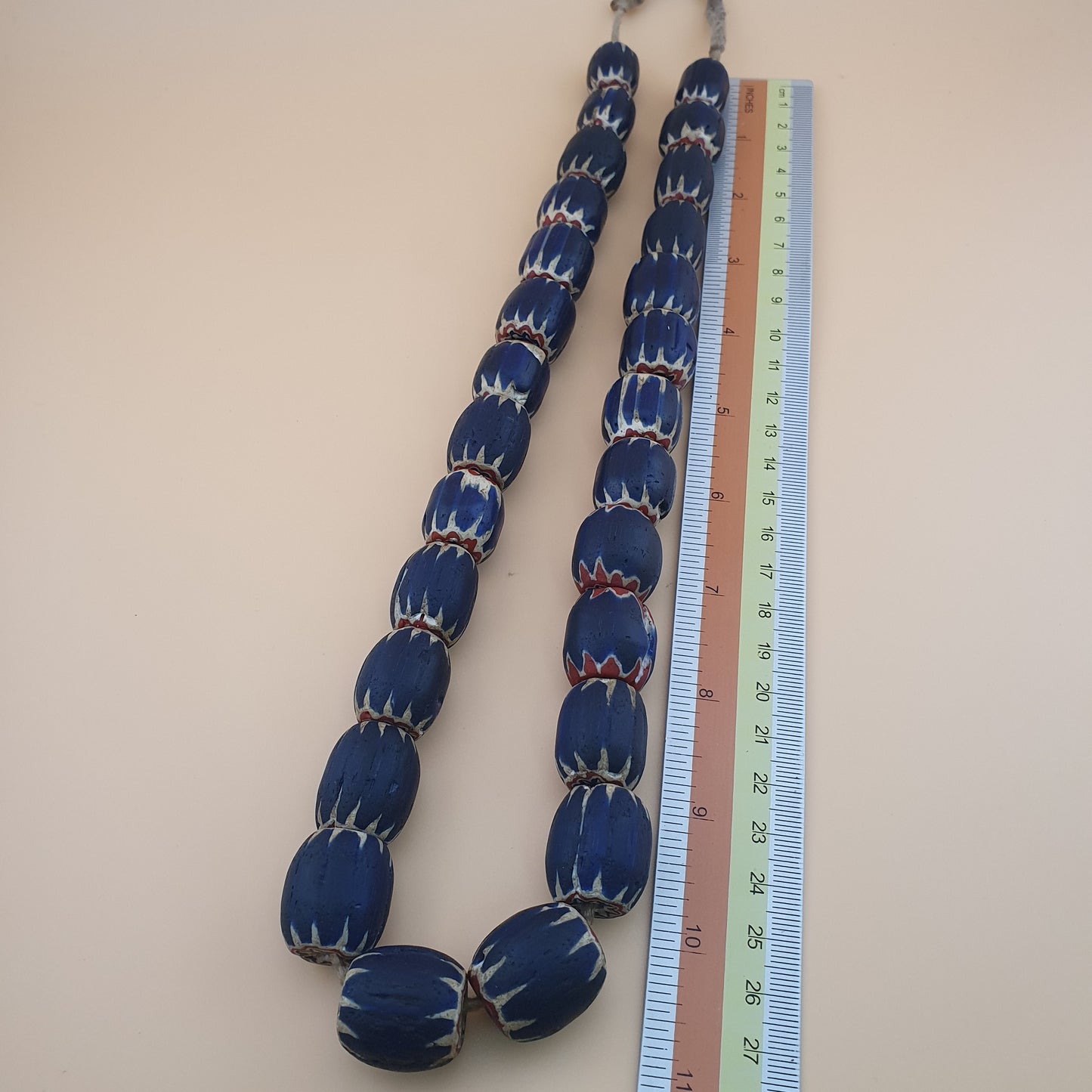 Antike venezianische Chevron Glasperlenkette mit großen blauen Glasperlen