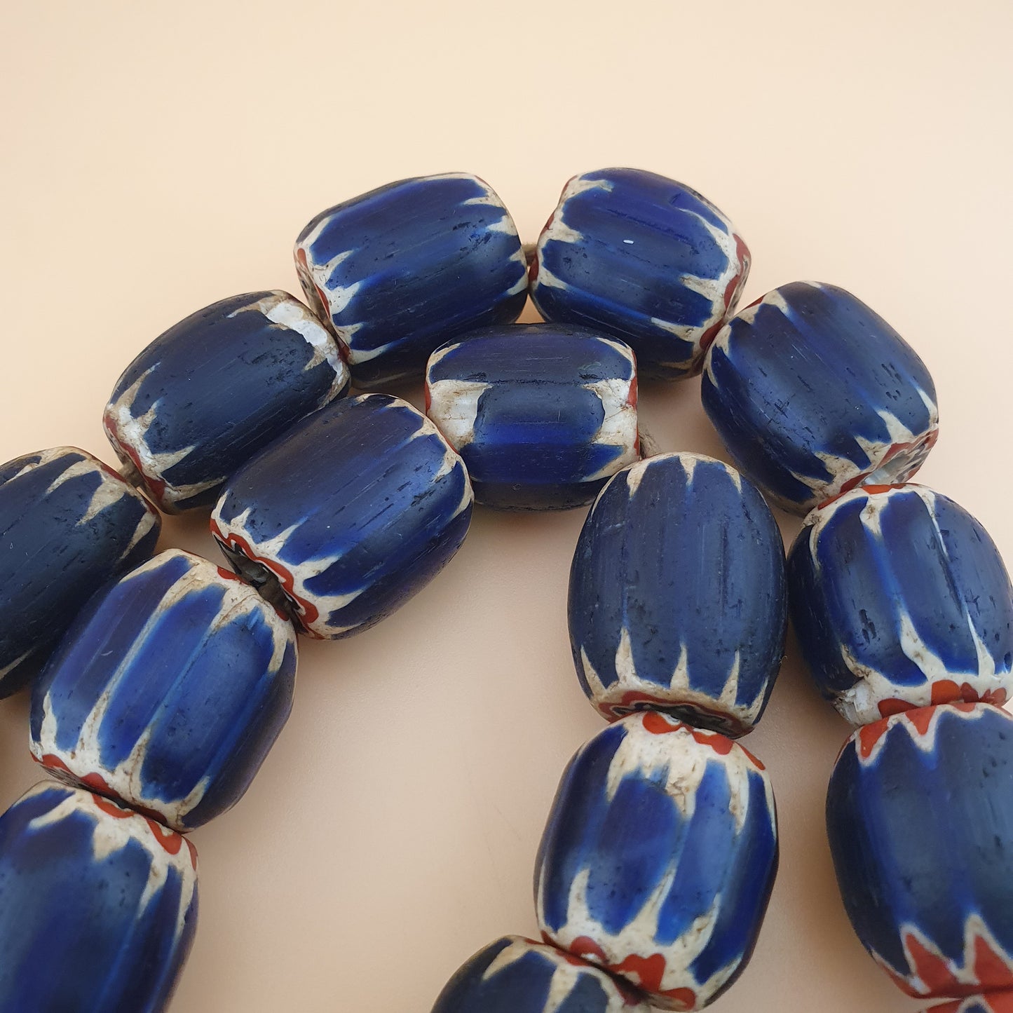 Antike venezianische Chevron Glasperlenkette mit großen blauen Glasperlen