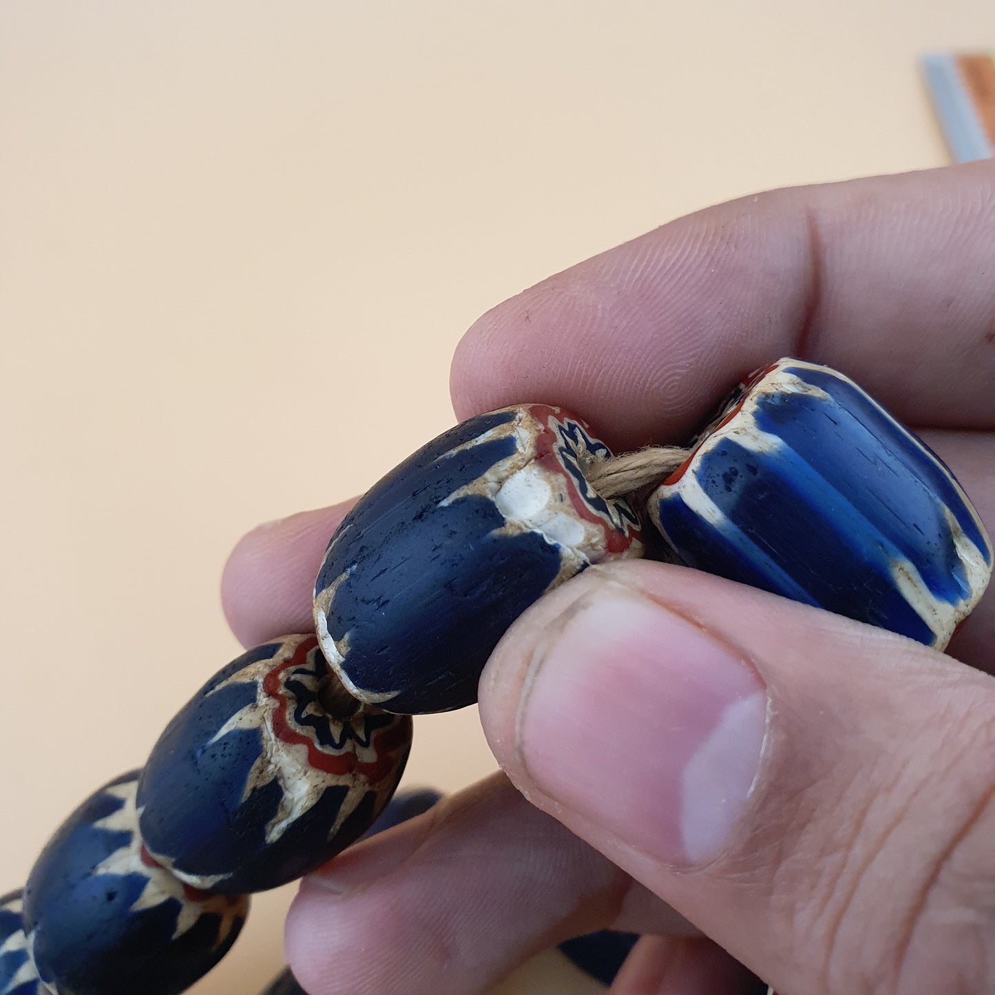 Antike venezianische Chevron Glasperlenkette mit großen blauen Glasperlen