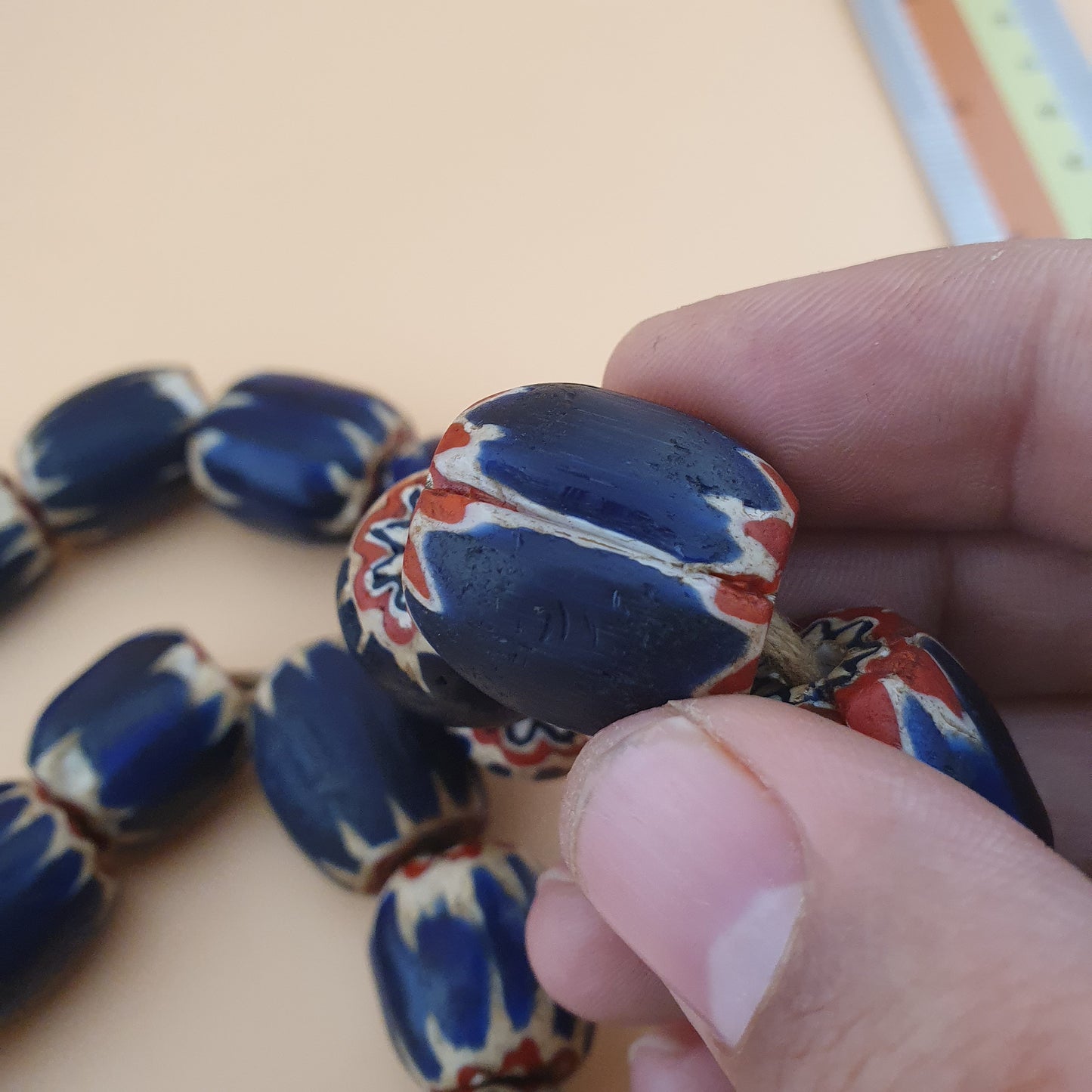 Antike venezianische Chevron Glasperlenkette mit großen blauen Glasperlen