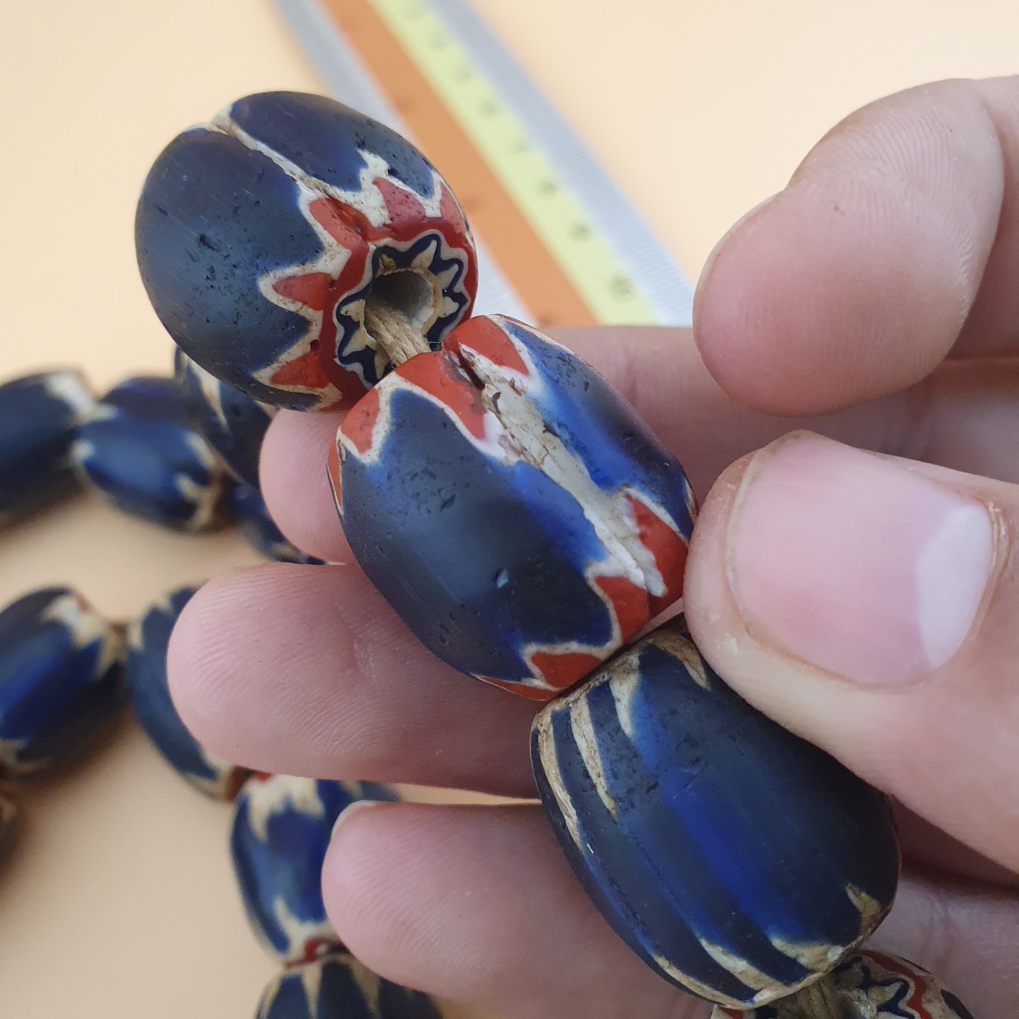 Antike venezianische Chevron Glasperlenkette mit großen blauen Glasperlen
