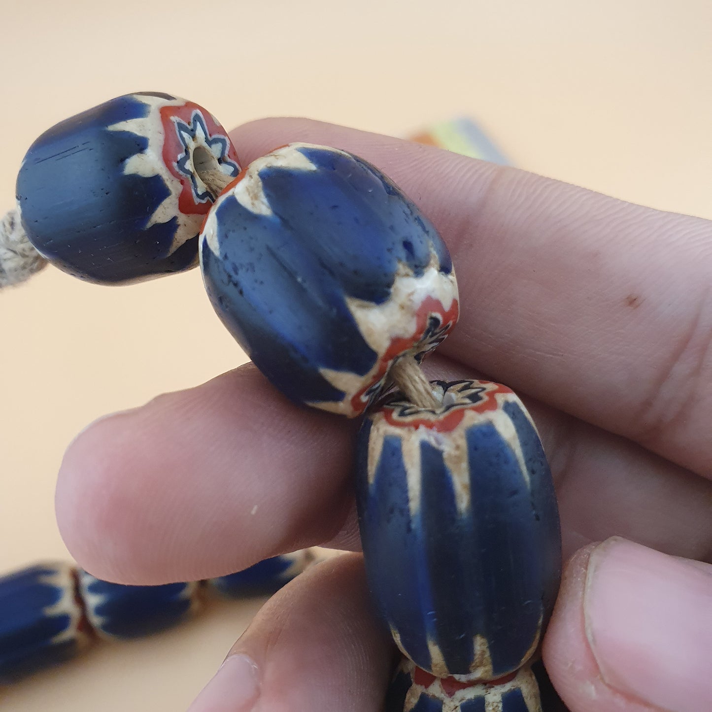 Antike venezianische Chevron Glasperlenkette mit großen blauen Glasperlen