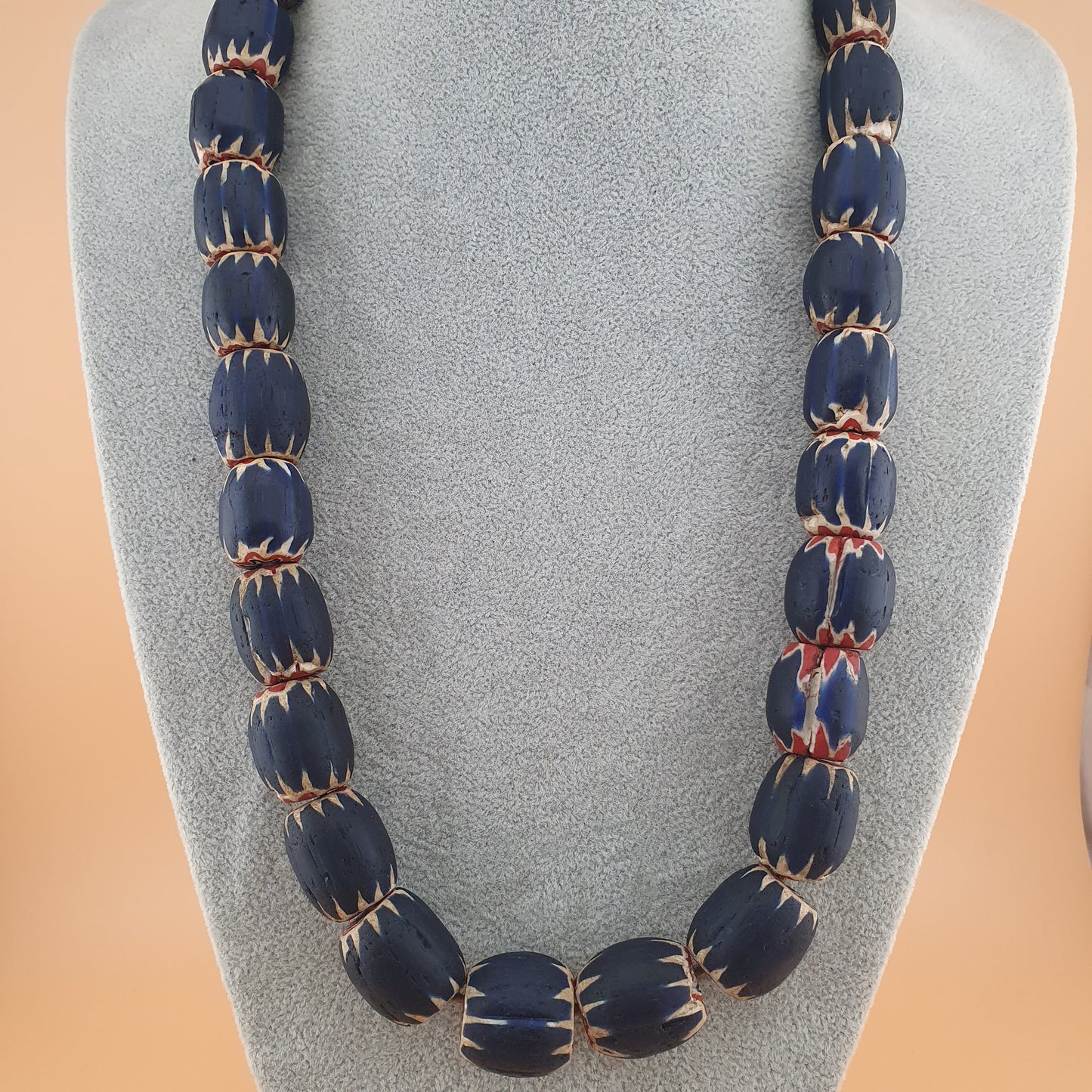 Antike venezianische Chevron Glasperlenkette mit großen blauen Glasperlen