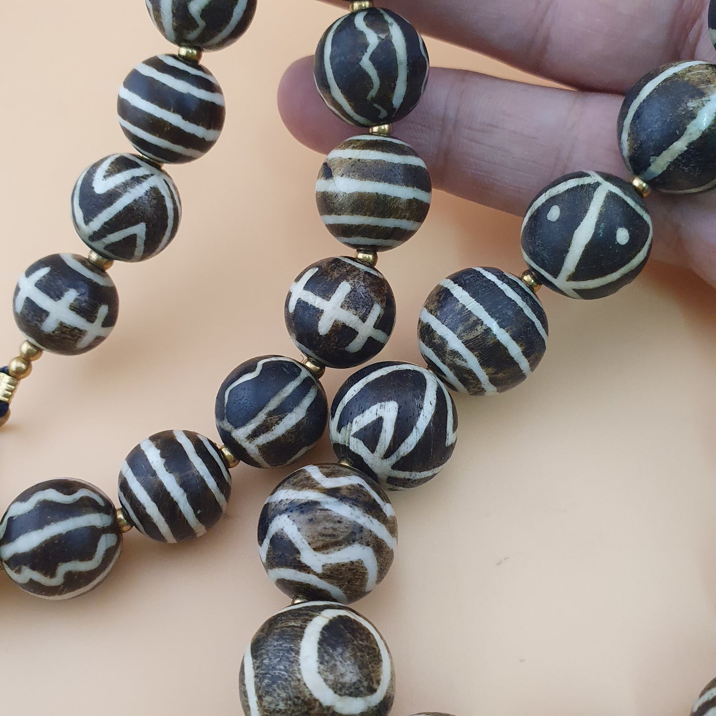 Antike burmesische Pumtek-Pyu-Perlenkette: Versteinertes Holz, Stammes-Schmuck