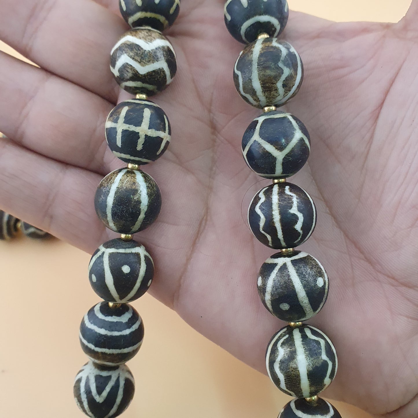 Antike burmesische Pumtek-Pyu-Perlenkette: Versteinertes Holz, Stammes-Schmuck