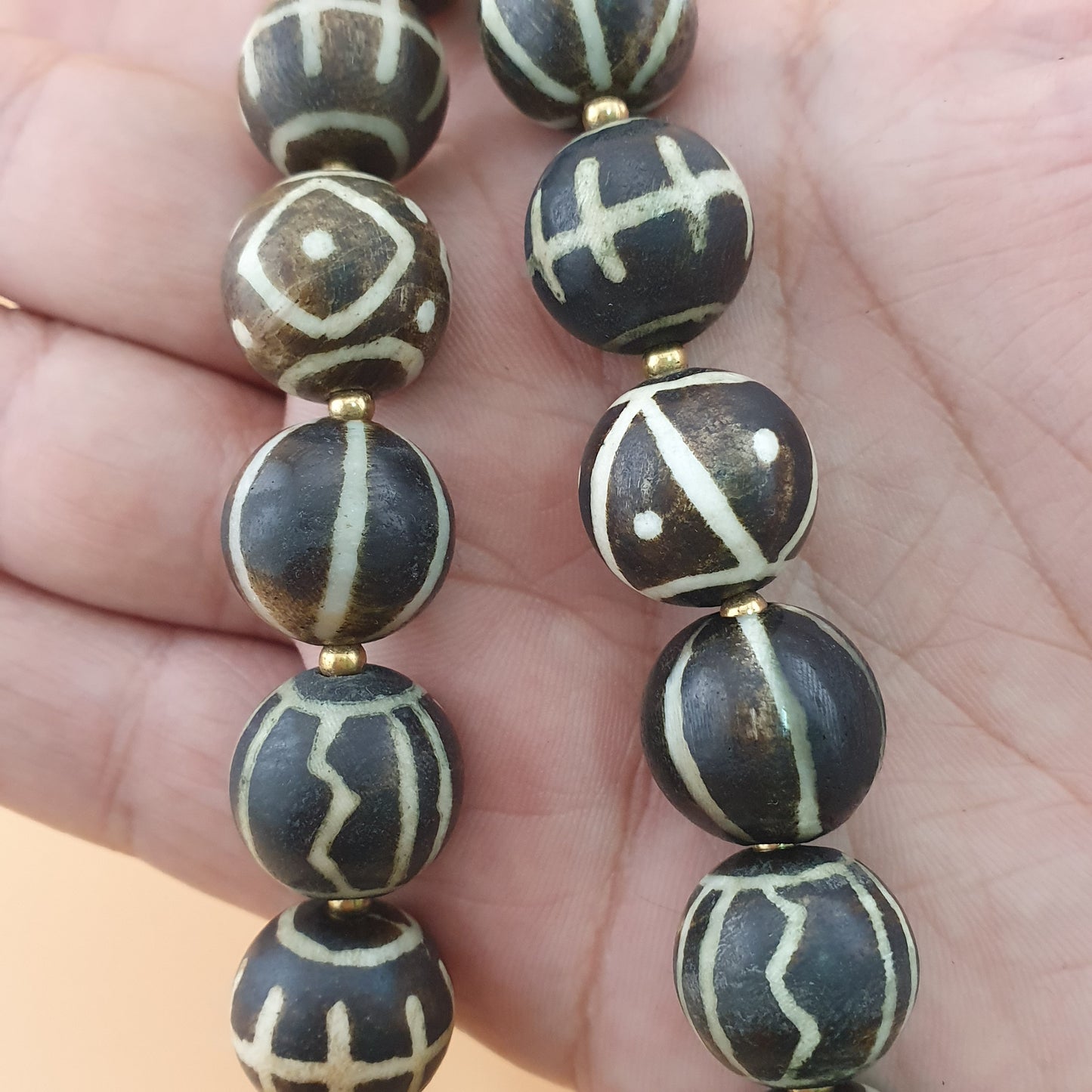 Antike burmesische Pumtek-Pyu-Perlenkette: Versteinertes Holz, Stammes-Schmuck