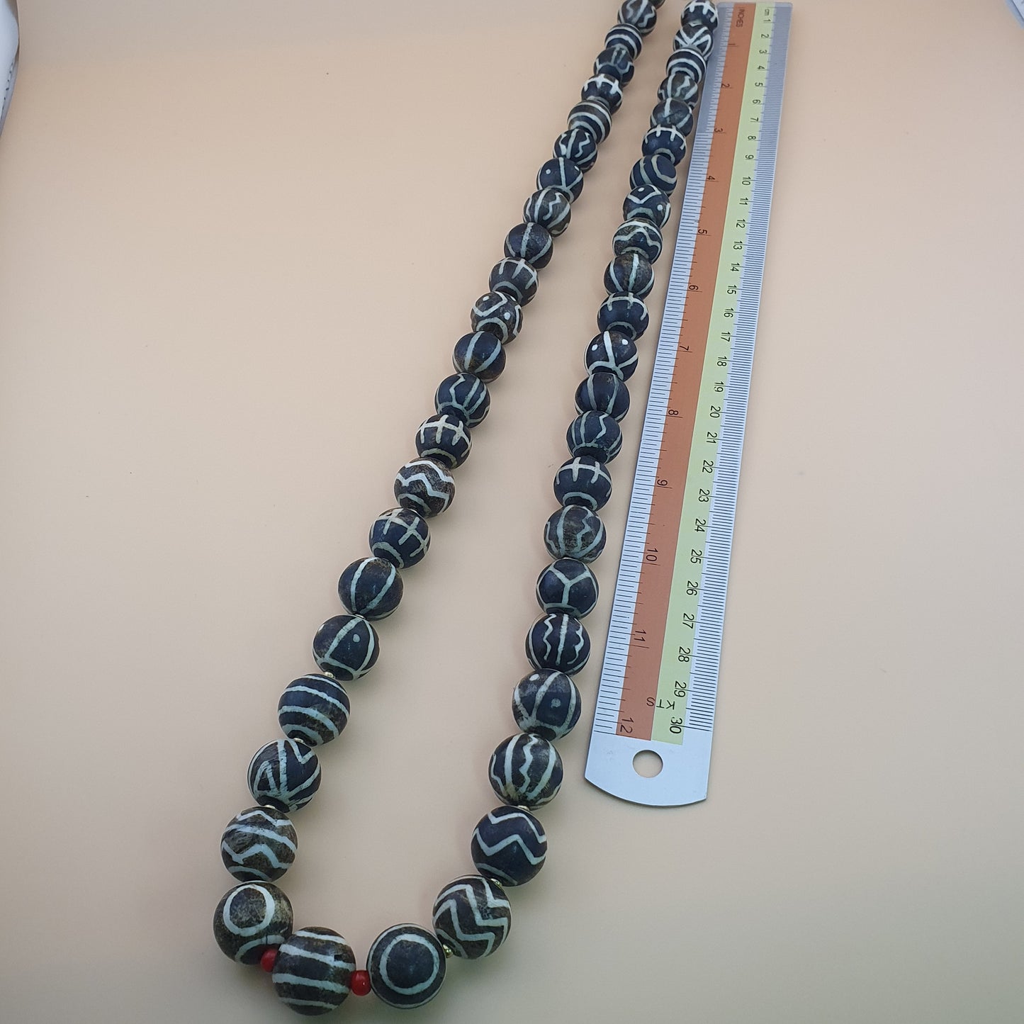Antike burmesische Pumtek-Pyu-Perlenkette: Versteinertes Holz, Stammes-Schmuck