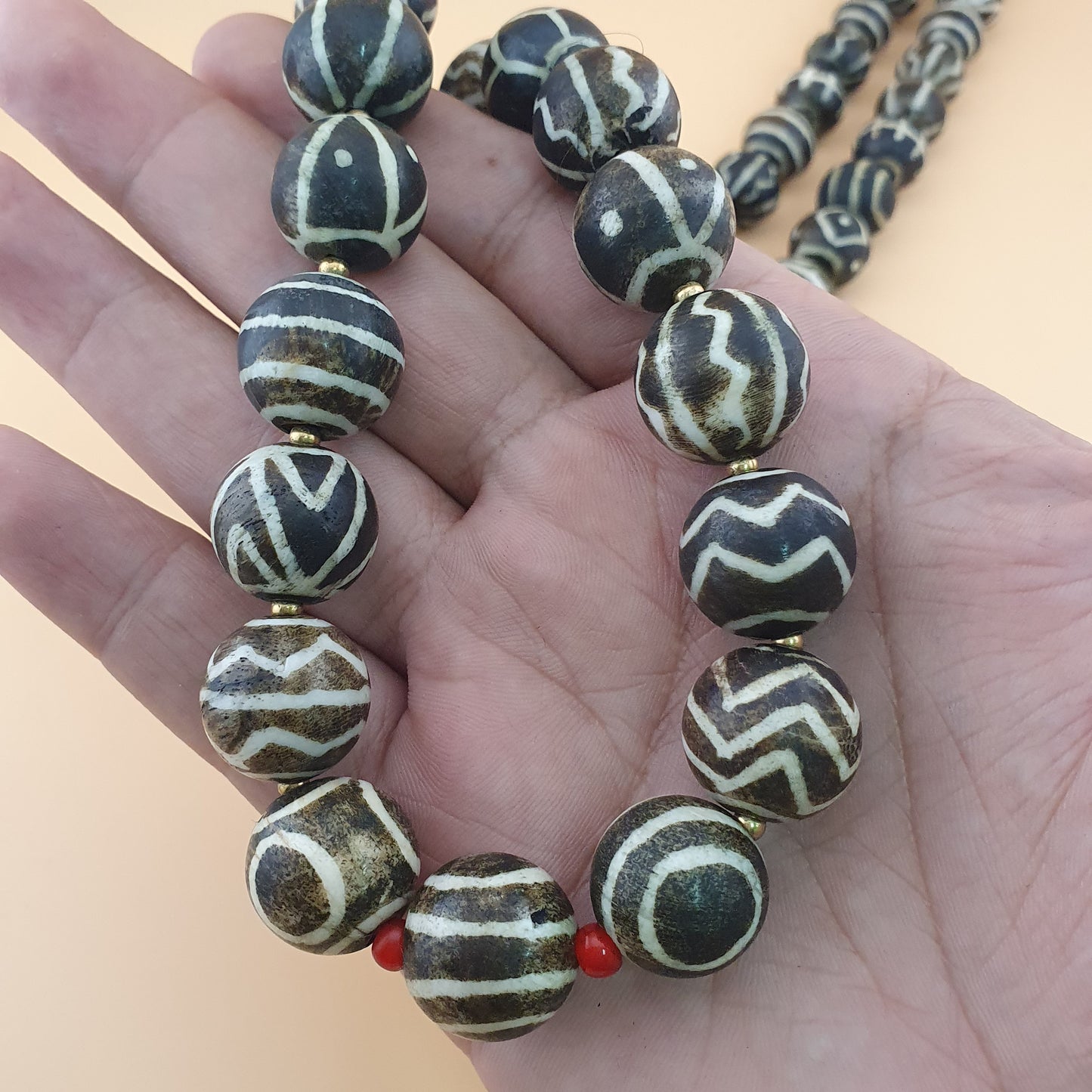 Antike burmesische Pumtek-Pyu-Perlenkette: Versteinertes Holz, Stammes-Schmuck