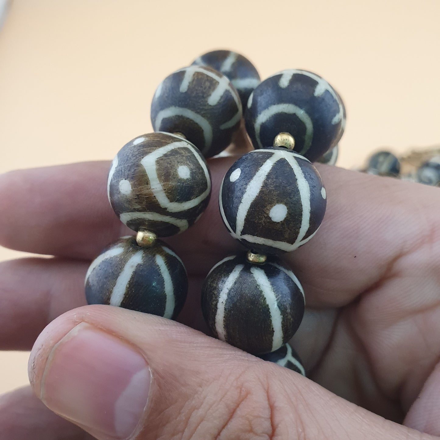 Antike burmesische Pumtek-Pyu-Perlenkette: Versteinertes Holz, Stammes-Schmuck