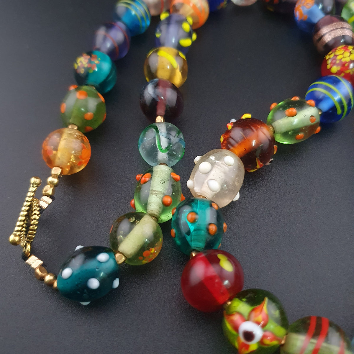Collier de perles vénitiennes aventurine et verre skunk vintage