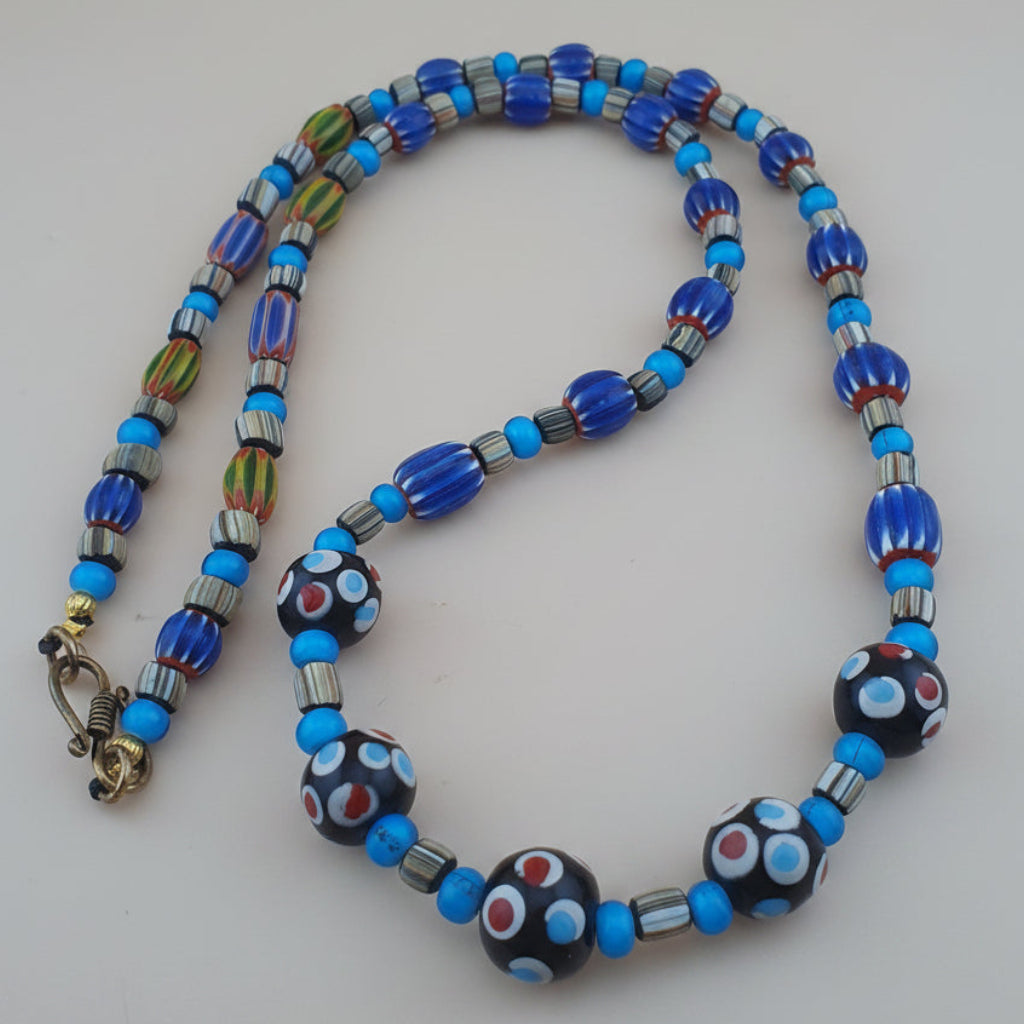 Collier en perles de verre vintage, motif chevron et cœur blanc avec yeux