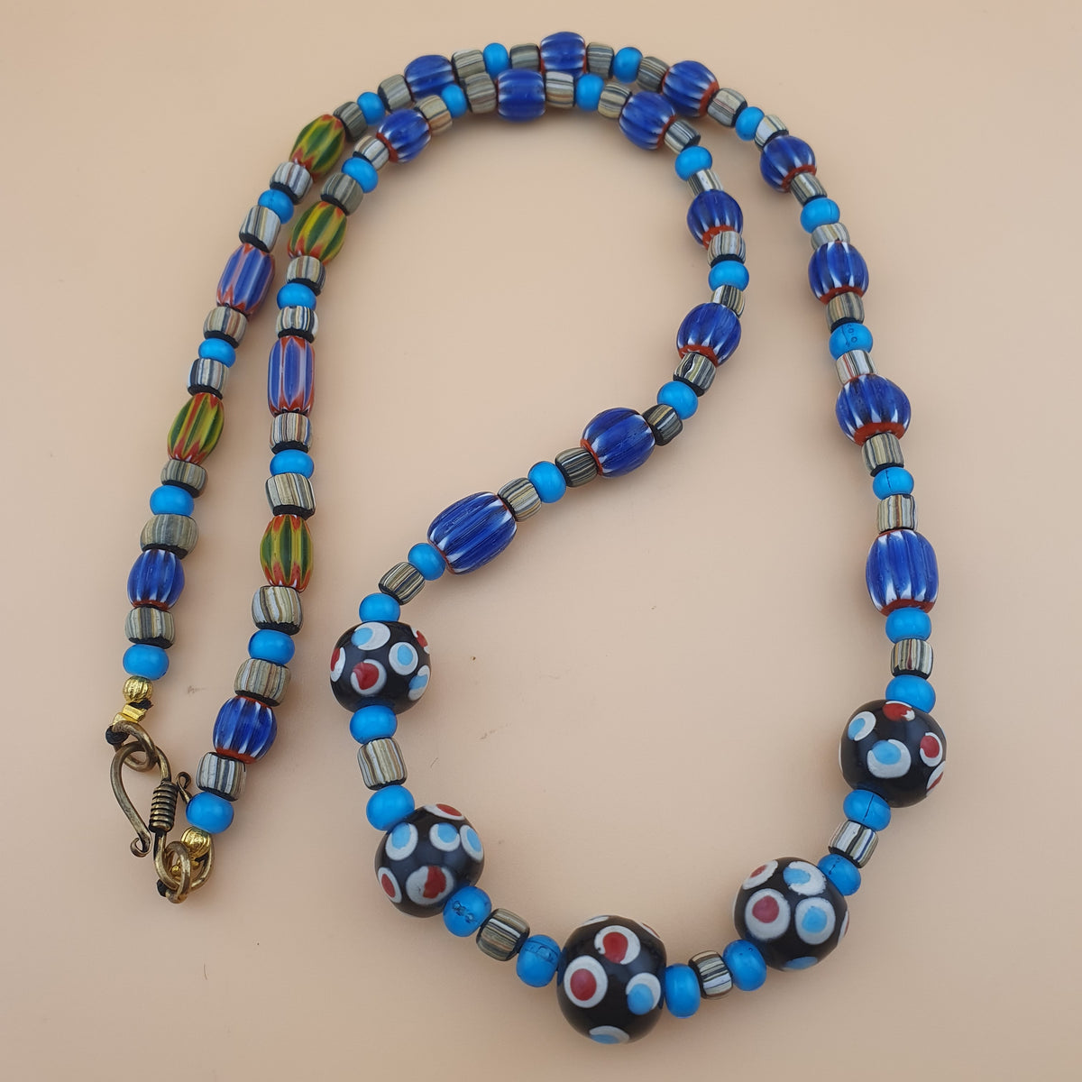 Collier en perles de verre vintage, motif chevron et cœur blanc avec yeux