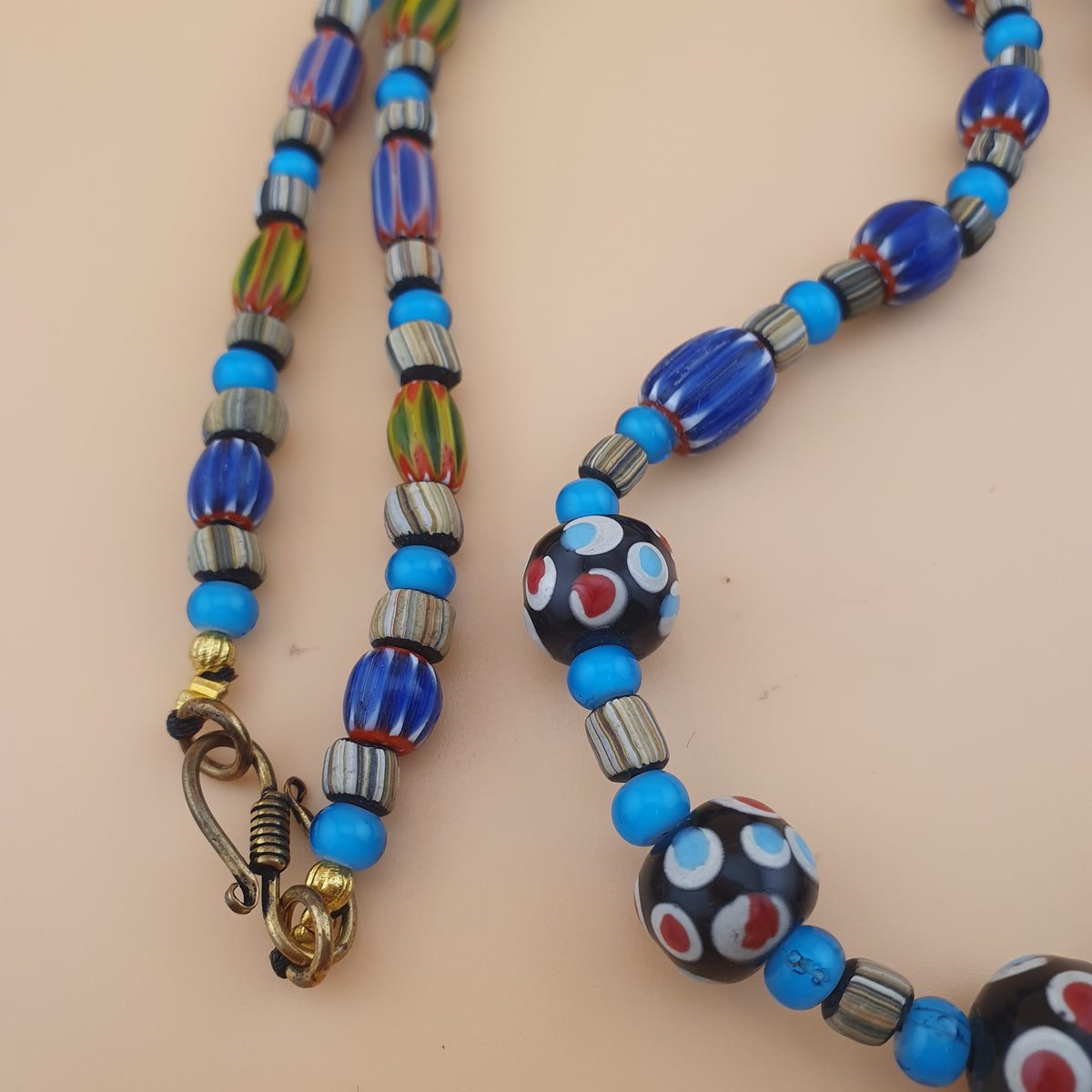 Collier en perles de verre vintage, motif chevron et cœur blanc avec yeux