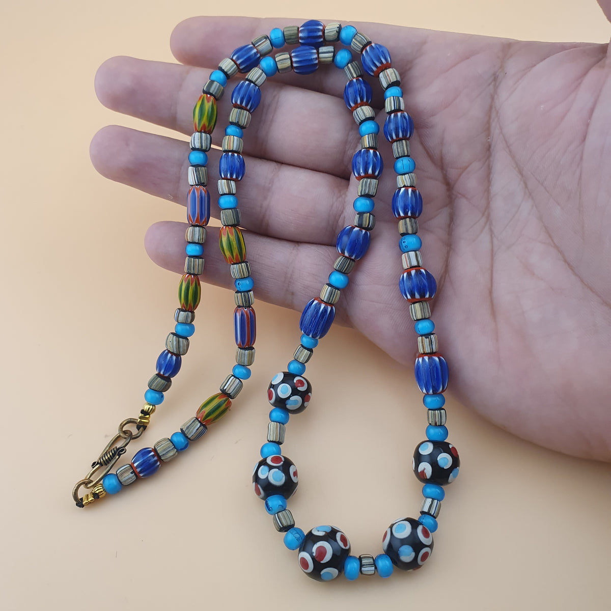 Collier en perles de verre vintage, motif chevron et cœur blanc avec yeux
