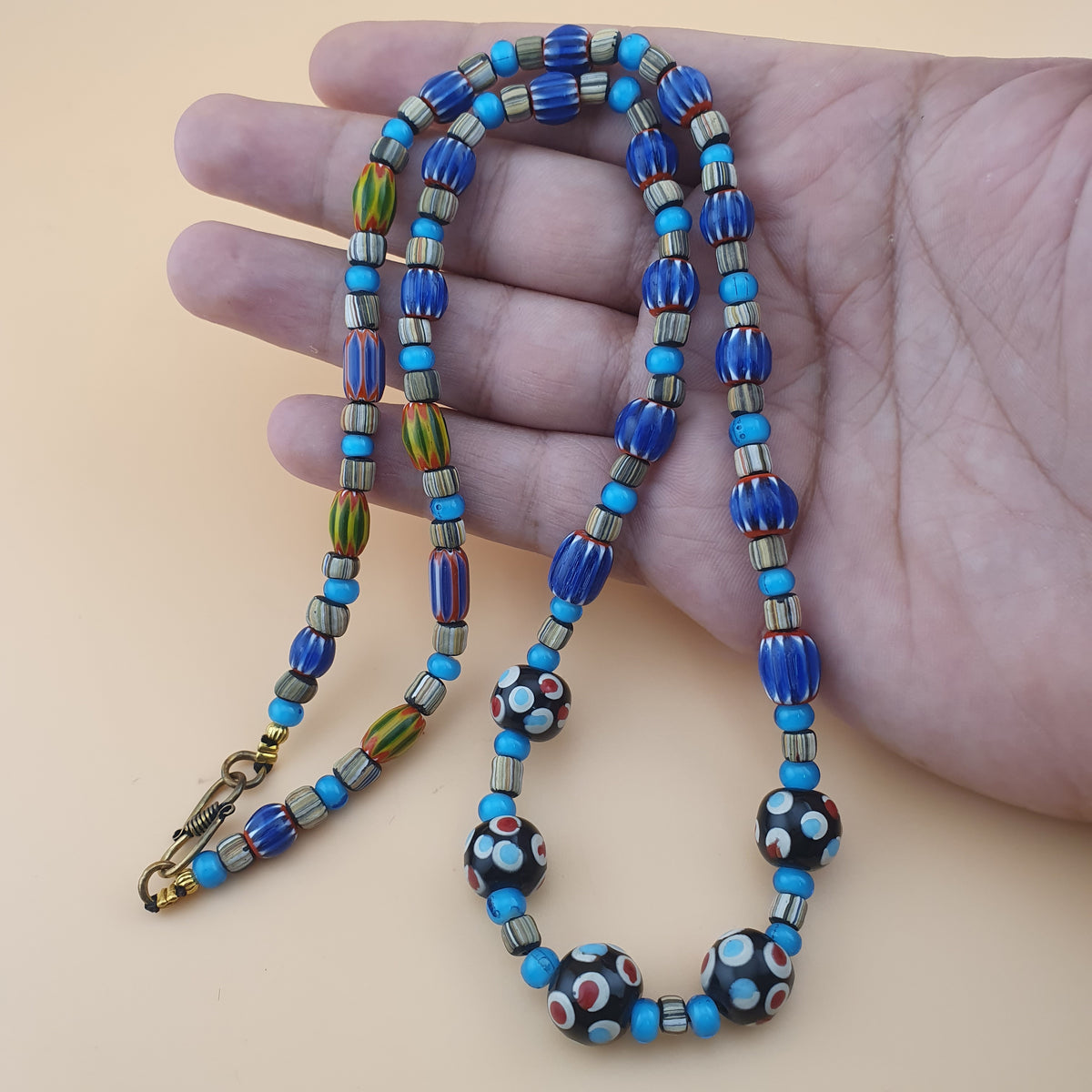 Collier en perles de verre vintage, motif chevron et cœur blanc avec yeux
