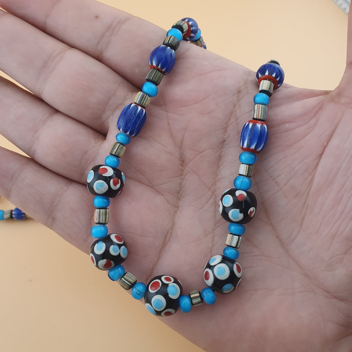 Collier en perles de verre vintage, motif chevron et cœur blanc avec yeux