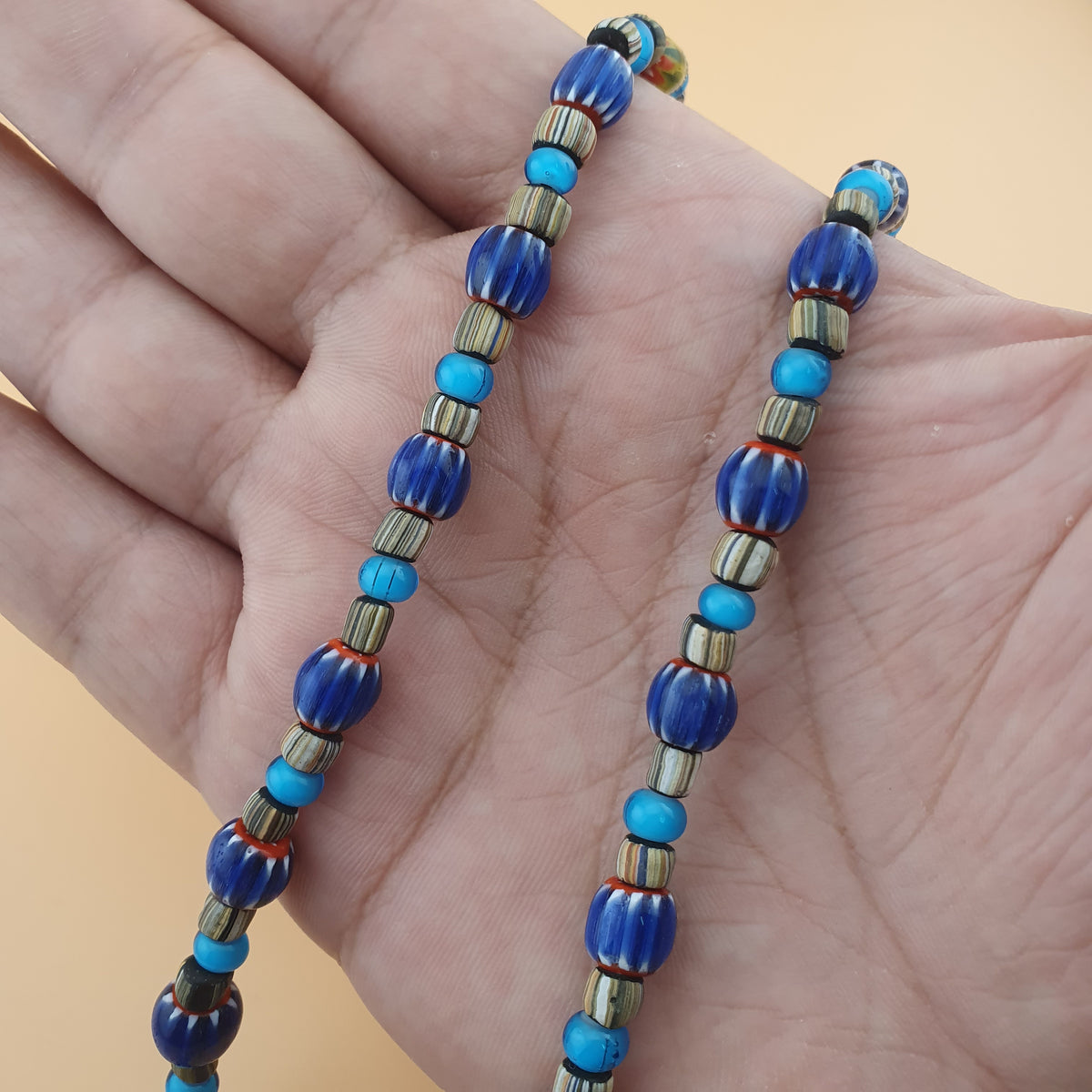 Collier en perles de verre vintage, motif chevron et cœur blanc avec yeux