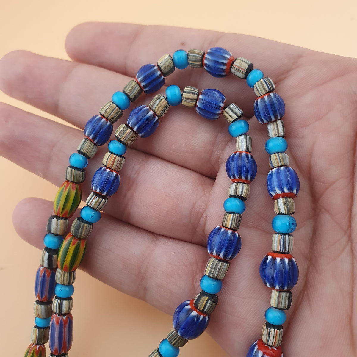 Collier en perles de verre vintage, motif chevron et cœur blanc avec yeux