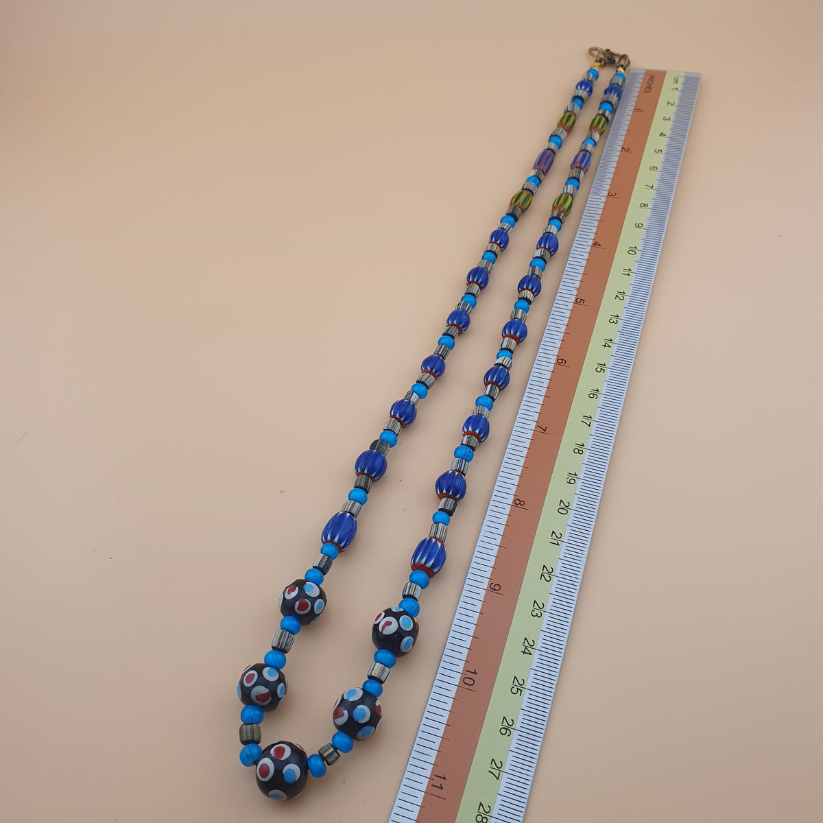 Collier en perles de verre vintage, motif chevron et cœur blanc avec yeux