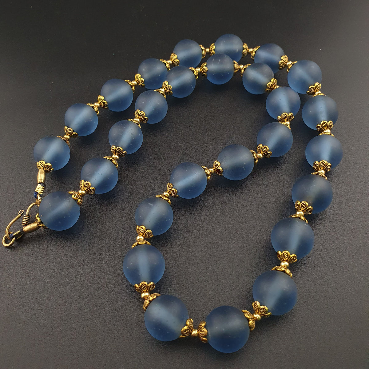 Collier de perles de verre clair bleu clair style africain antique