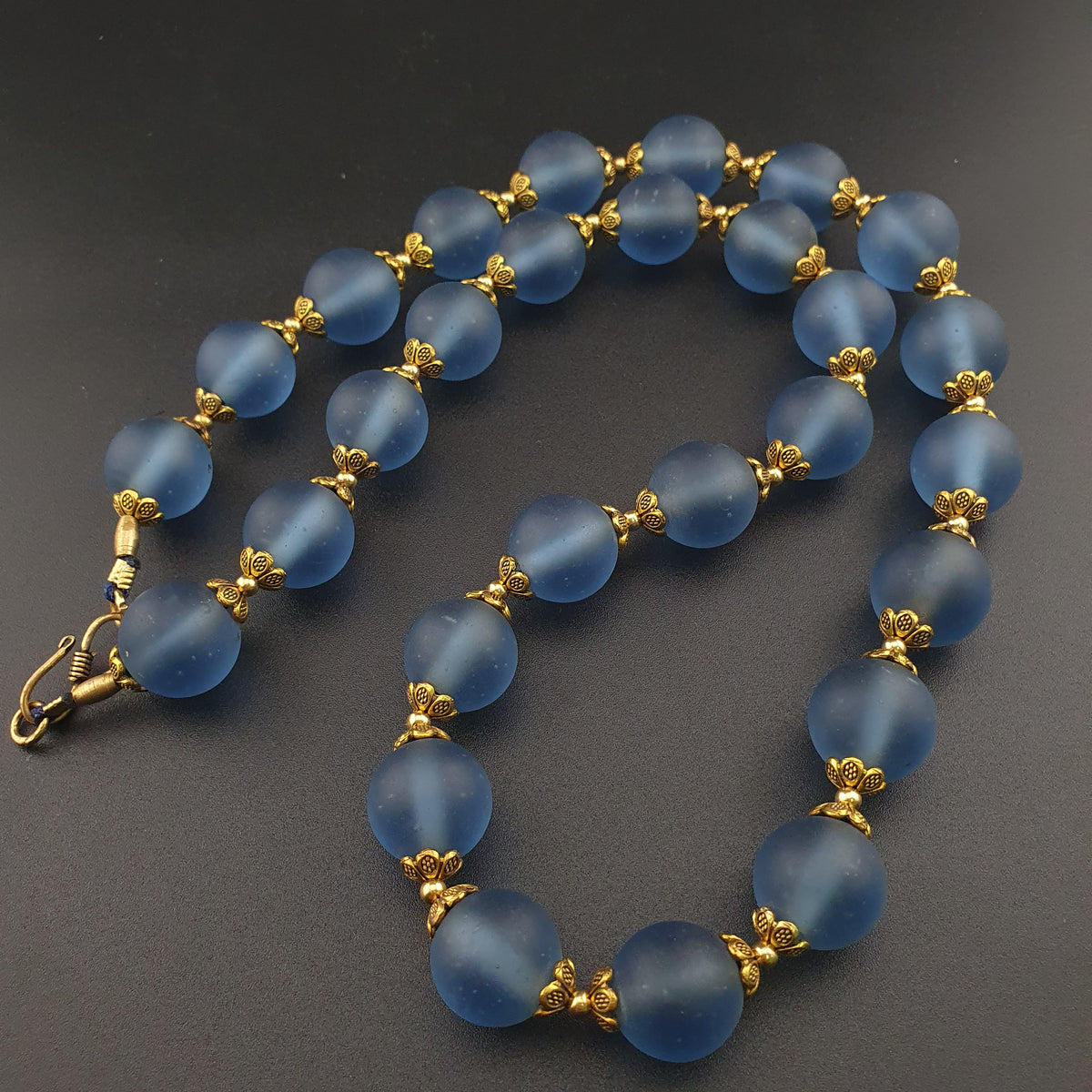 Collier de perles de verre clair bleu clair style africain antique