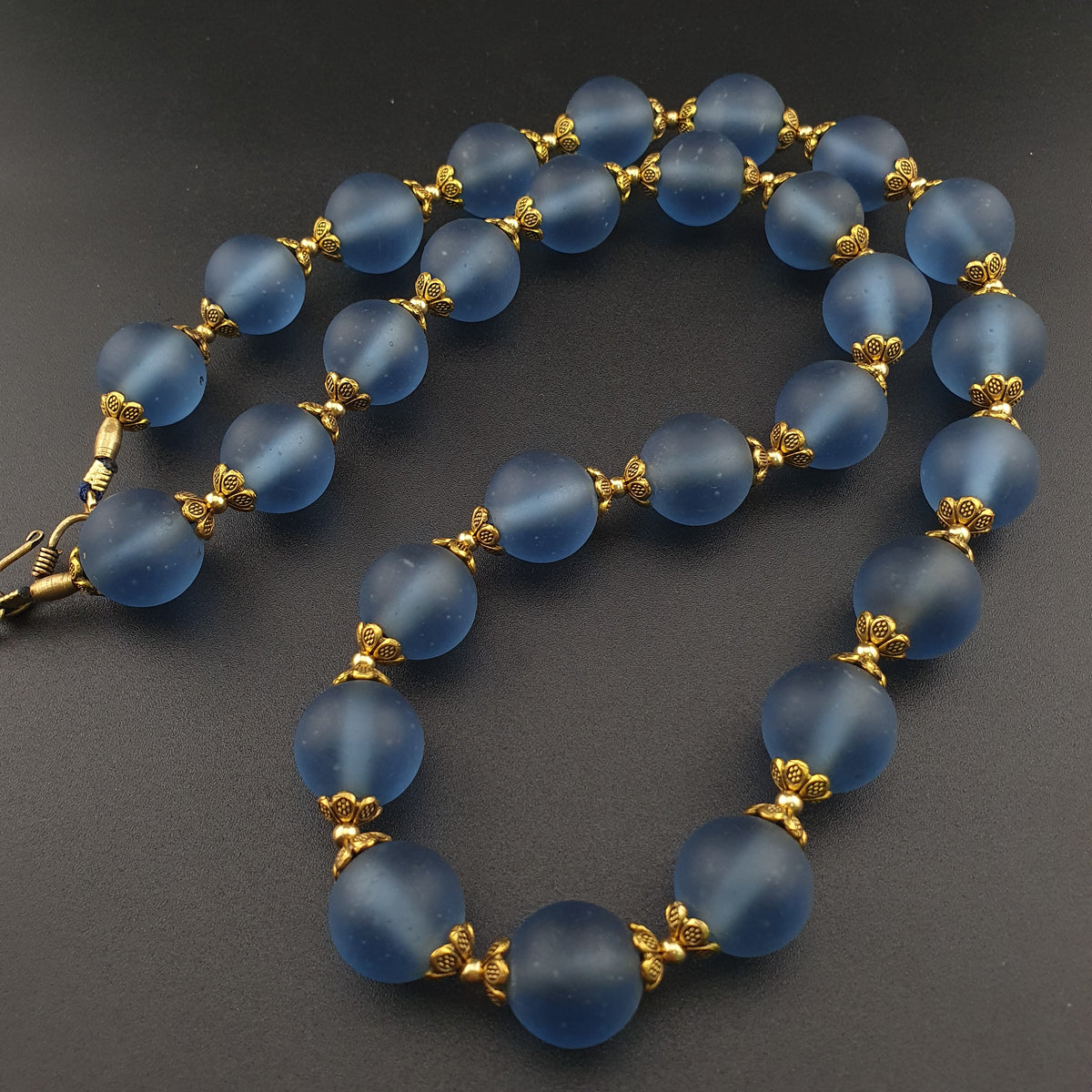 Collier de perles de verre clair bleu clair style africain antique