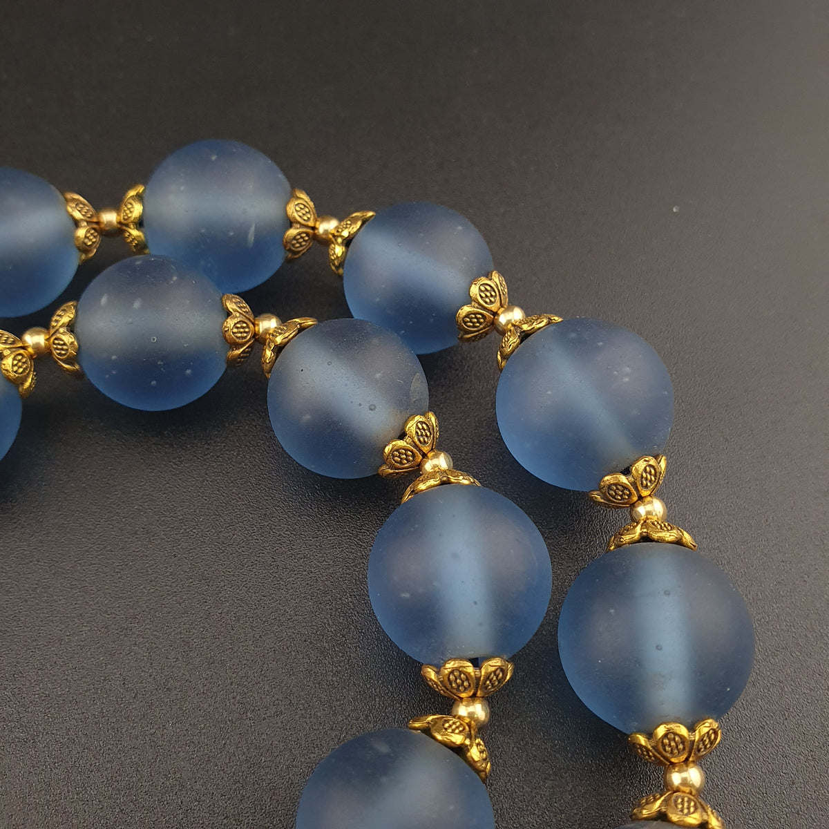Collier de perles de verre clair bleu clair style africain antique