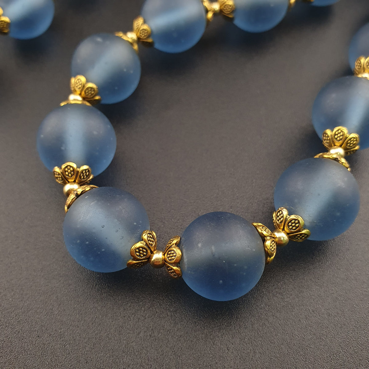 Collier de perles de verre clair bleu clair style africain antique