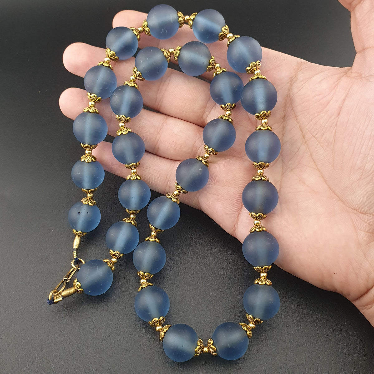 Collier de perles de verre clair bleu clair style africain antique