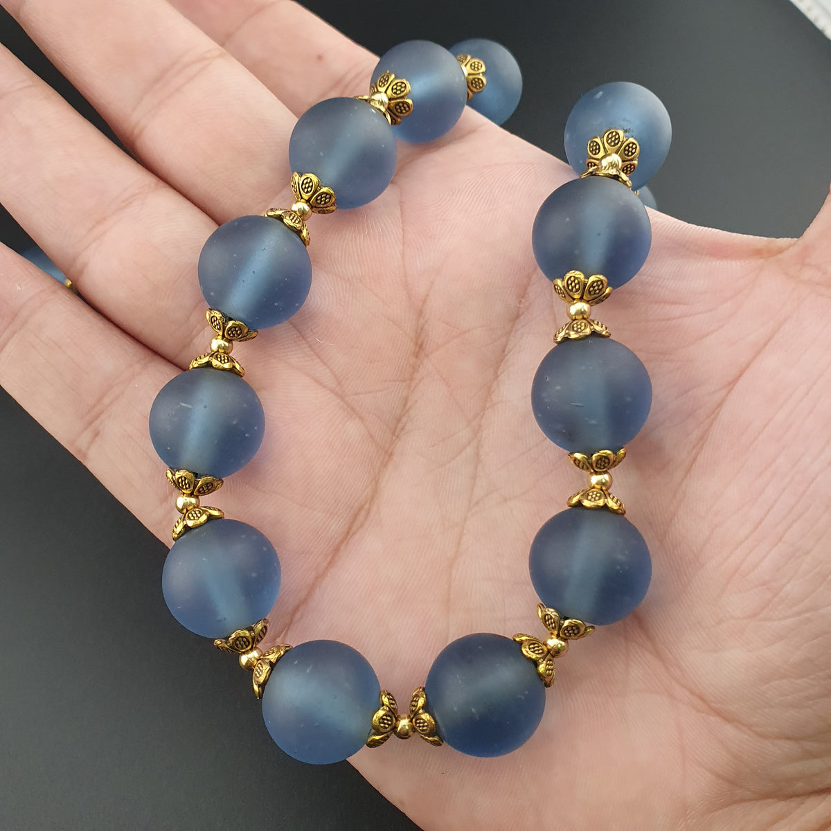 Collier de perles de verre clair bleu clair style africain antique