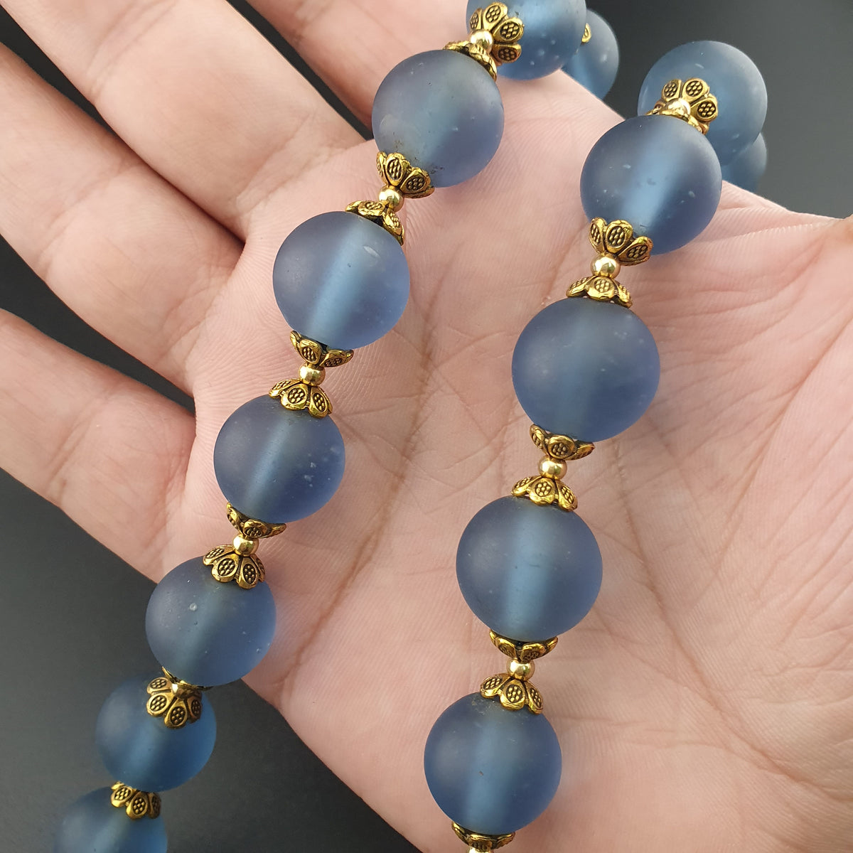 Collier de perles de verre clair bleu clair style africain antique