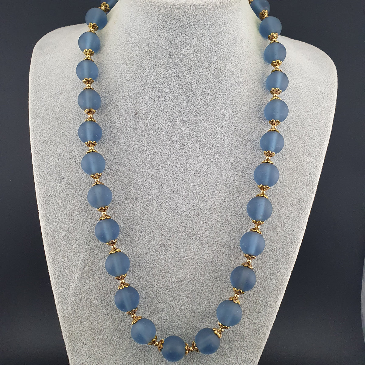 Collier de perles de verre clair bleu clair style africain antique
