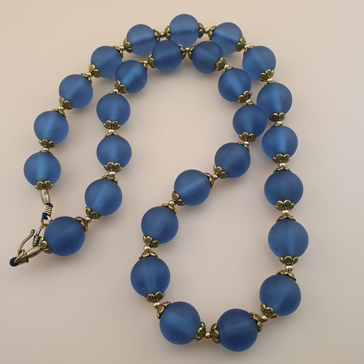 Collier de perles de verre clair bleu clair style africain antique