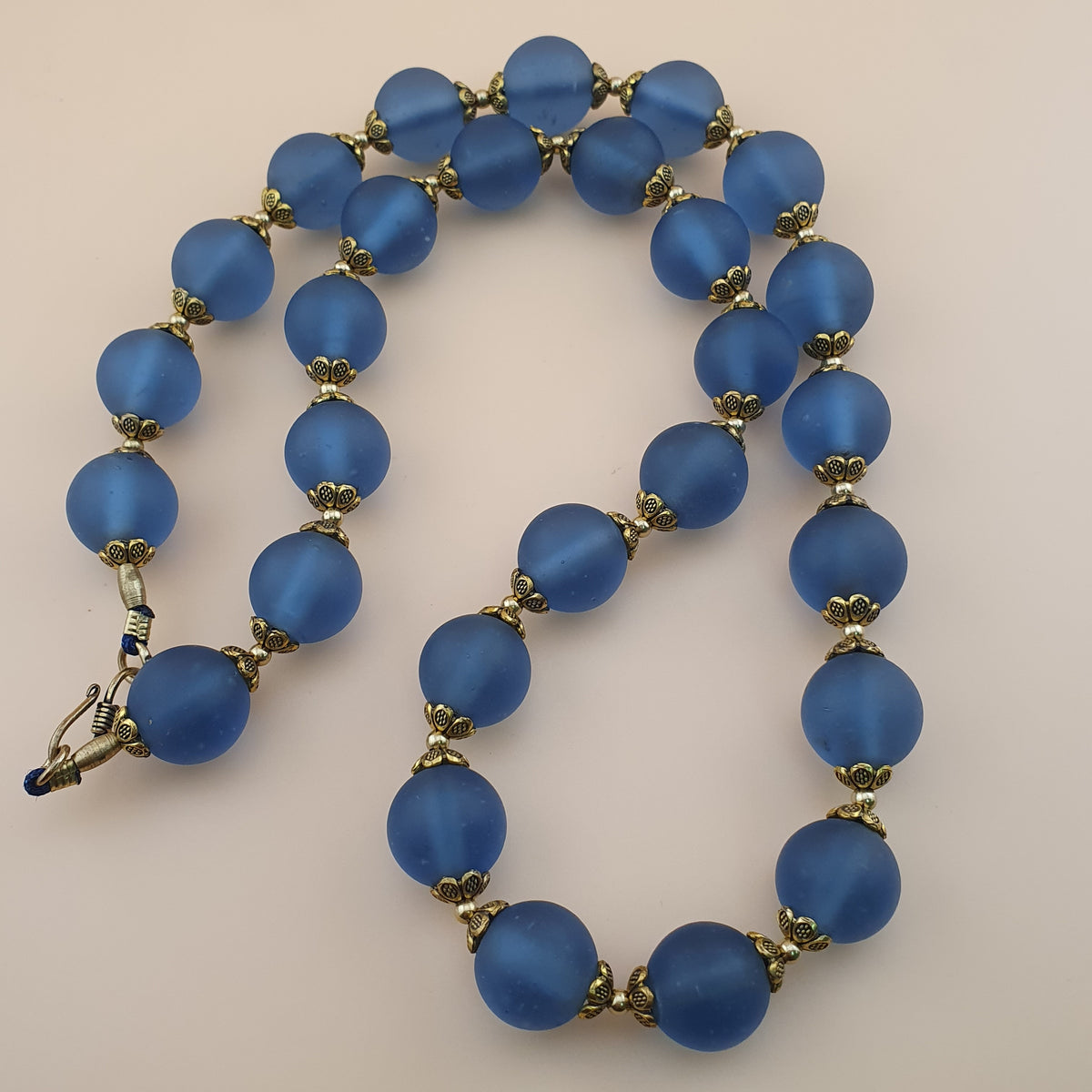 Collier de perles de verre clair bleu clair style africain antique