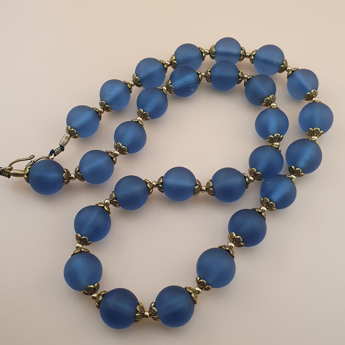 Collier de perles de verre clair bleu clair style africain antique
