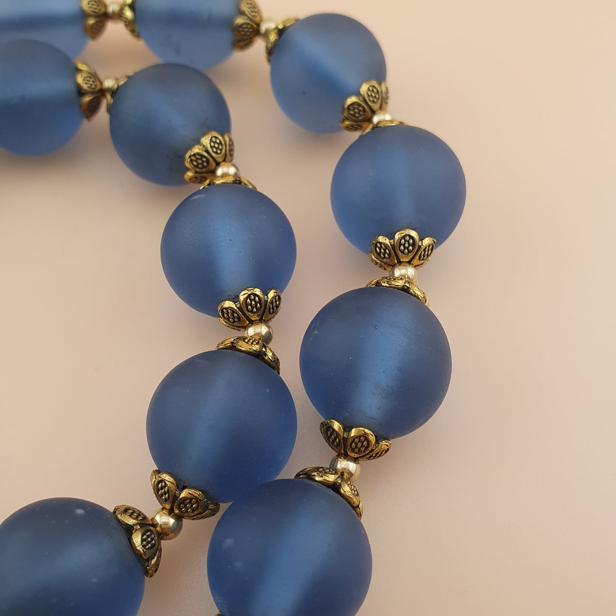 Collier de perles de verre clair bleu clair style africain antique