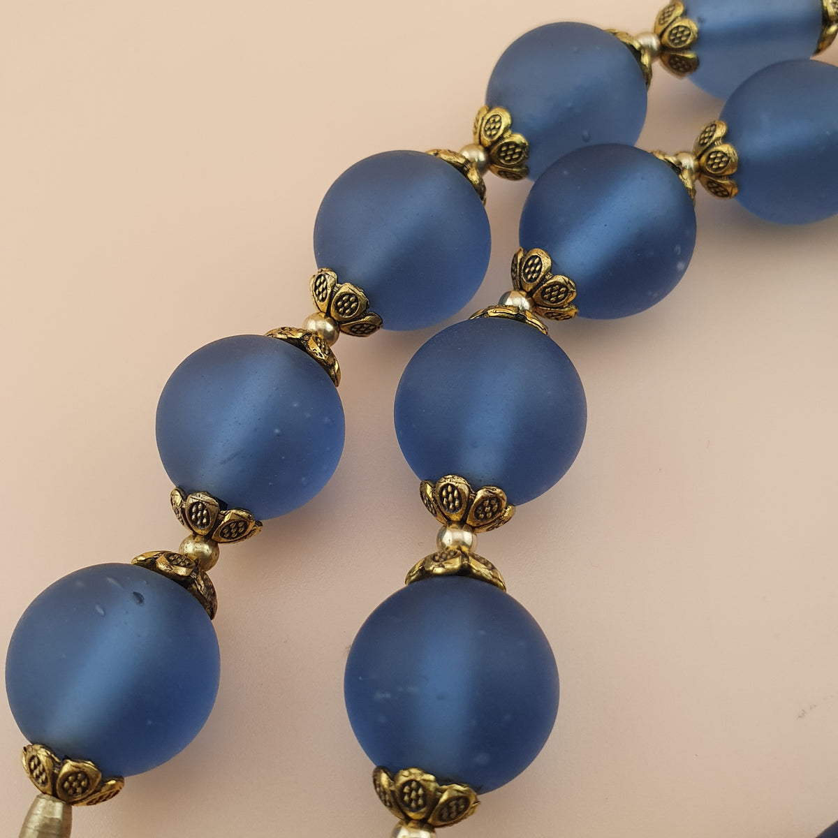 Collier de perles de verre clair bleu clair style africain antique