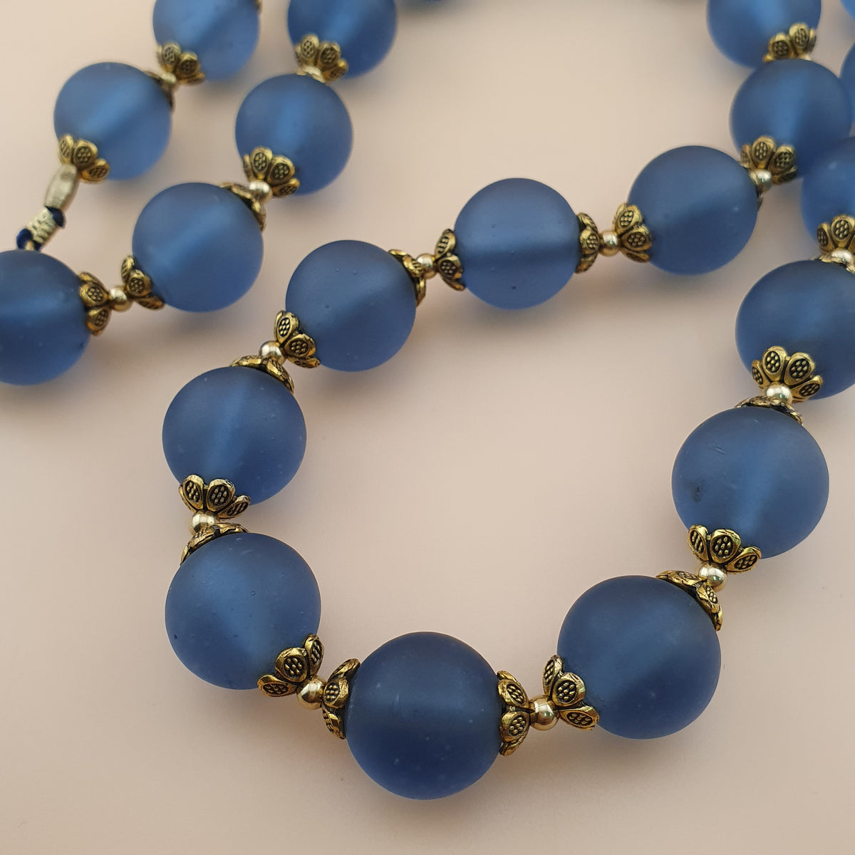 Collier de perles de verre clair bleu clair style africain antique