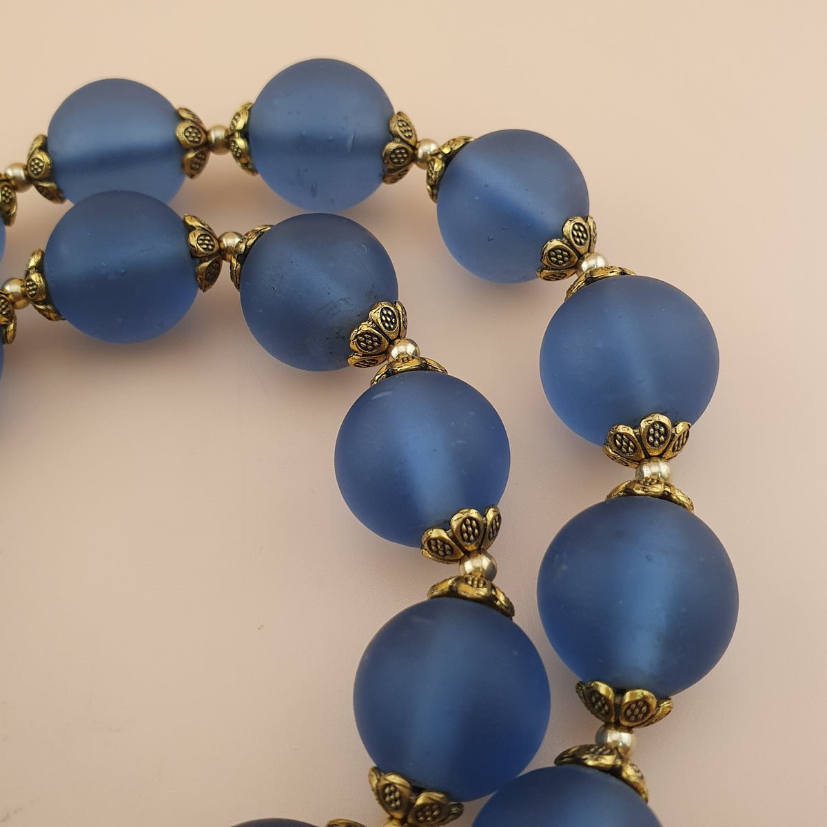 Collier de perles de verre clair bleu clair style africain antique