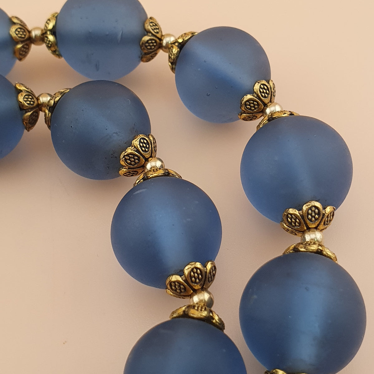 Collier de perles de verre clair bleu clair style africain antique