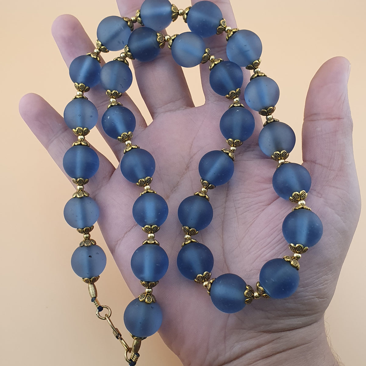 Collier de perles de verre clair bleu clair style africain antique