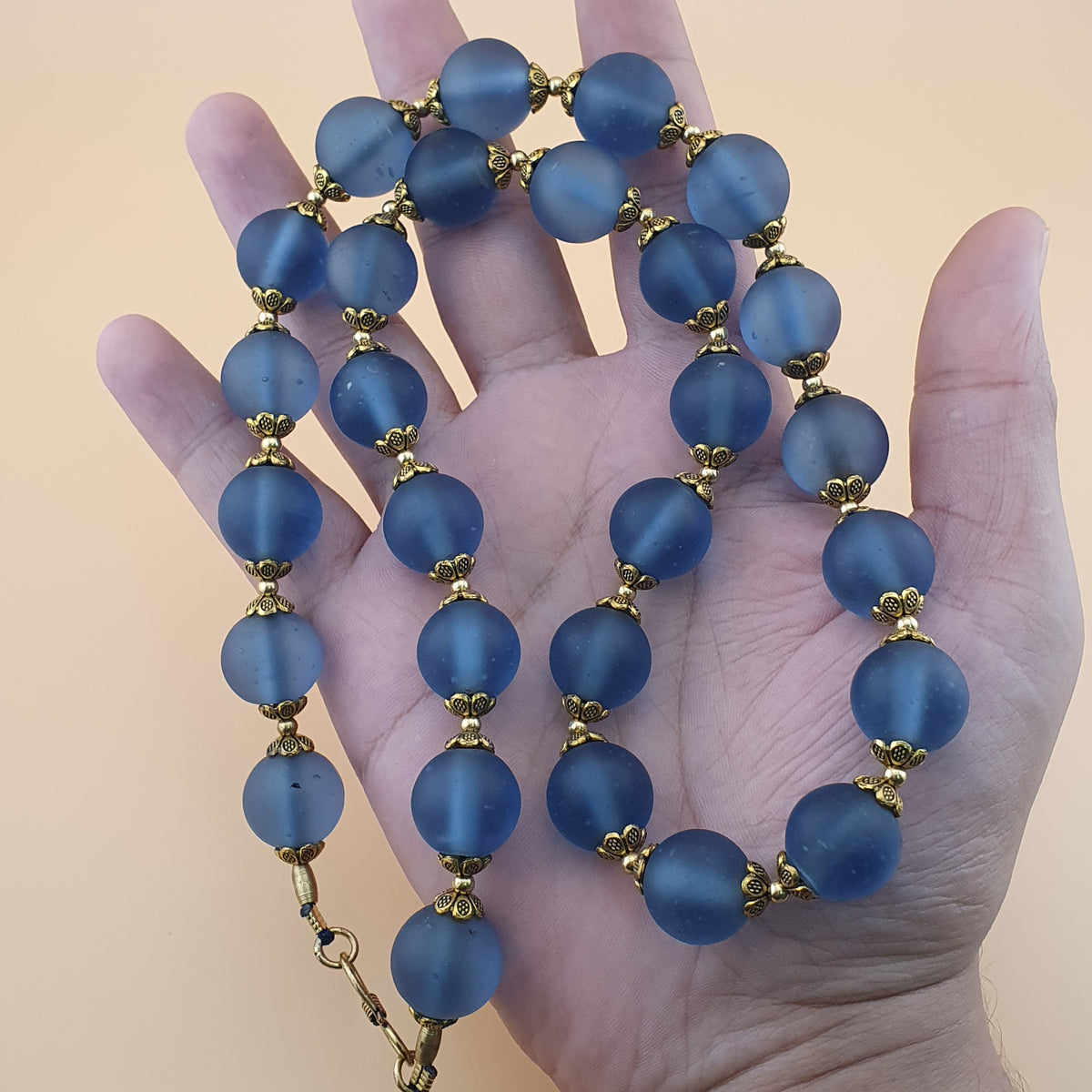 Collier de perles de verre clair bleu clair style africain antique