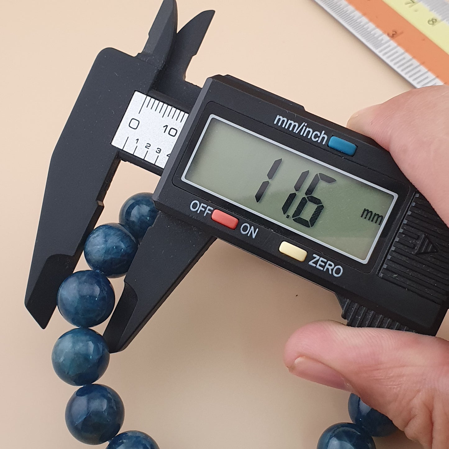 Armband aus polierten, runden Apatitperlen in Tiefseeblau