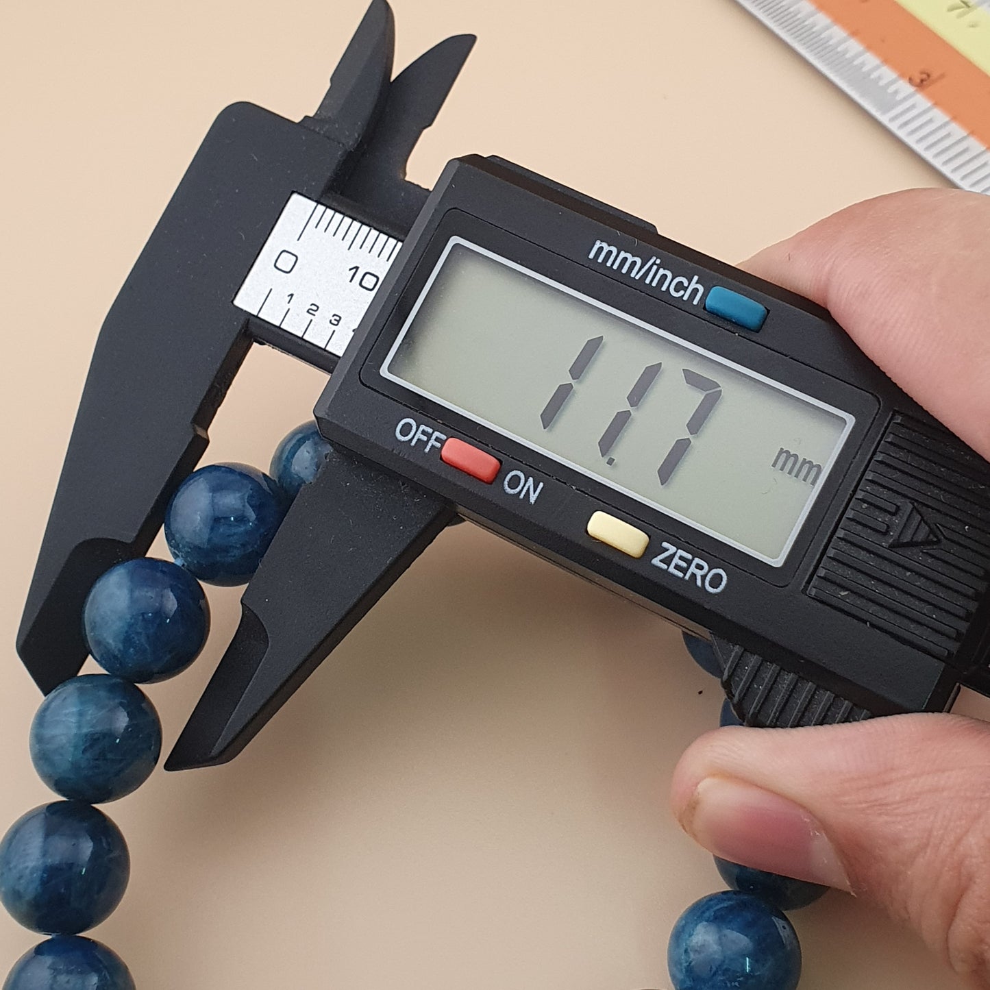 Armband aus polierten, runden Apatitperlen in Tiefseeblau