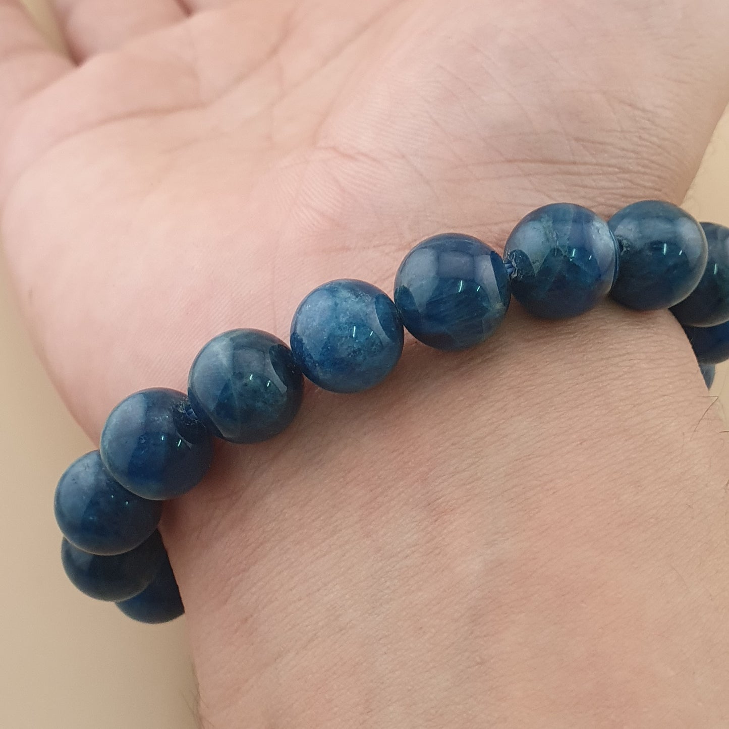 Armband aus polierten, runden Apatitperlen in Tiefseeblau