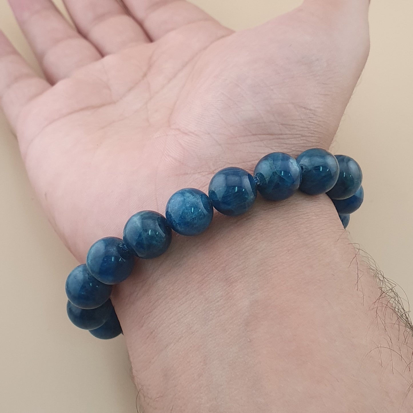 Armband aus polierten, runden Apatitperlen in Tiefseeblau