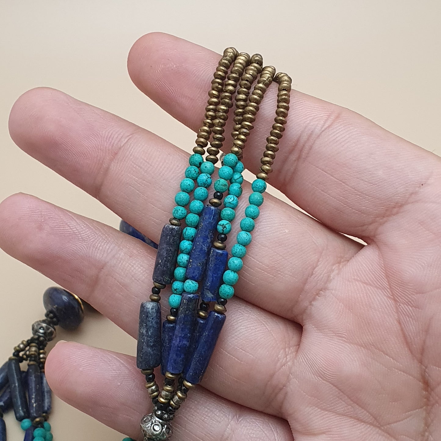 Vintage Tribal Mehrreihige Halskette mit Türkis, Howlith und Lapislazuli mit antikem Messing-Design