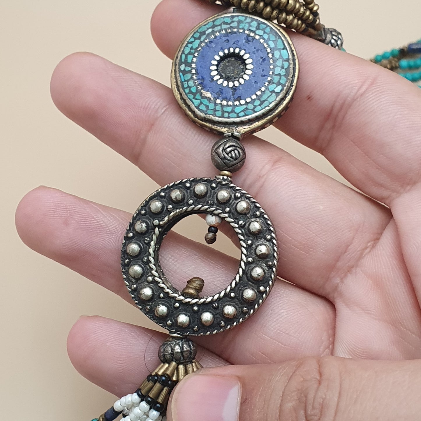 Vintage Tribal Mehrreihige Halskette mit Türkis, Howlith und Lapislazuli mit antikem Messing-Design