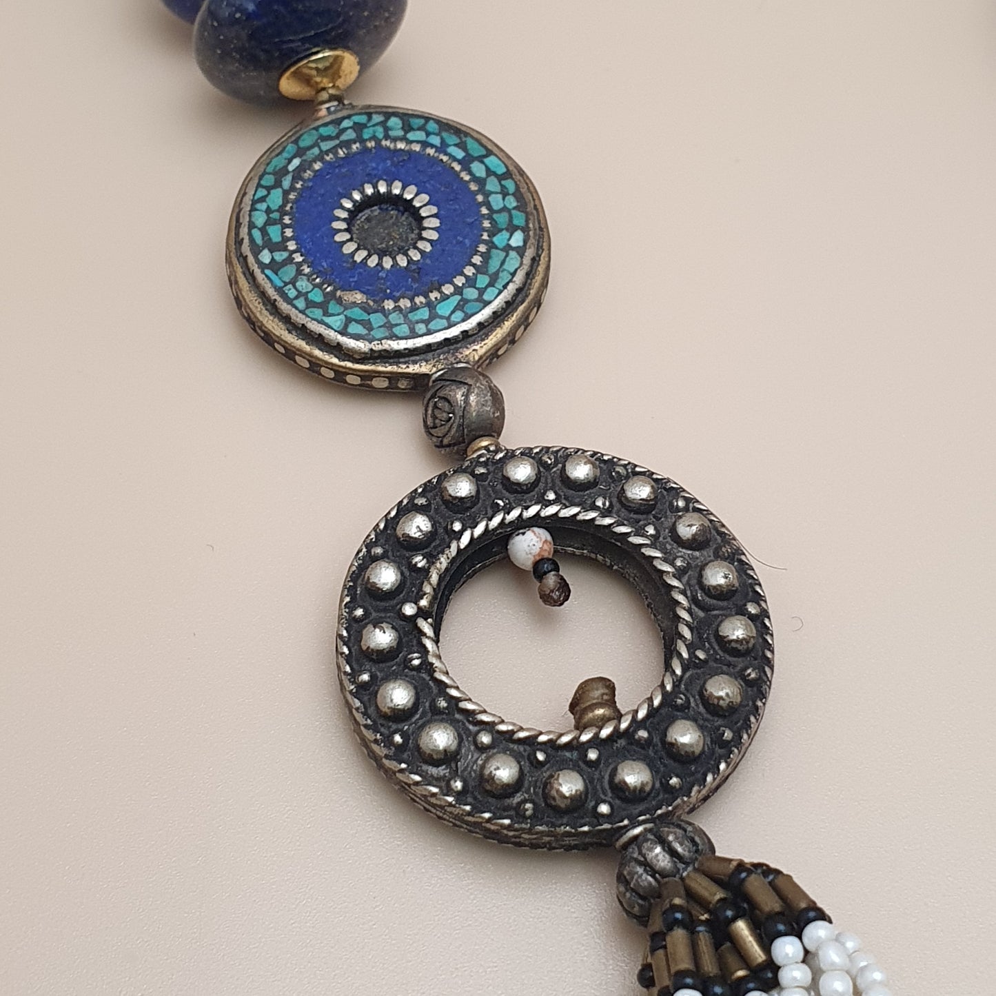 Vintage Tribal Mehrreihige Halskette mit Türkis, Howlith und Lapislazuli mit antikem Messing-Design