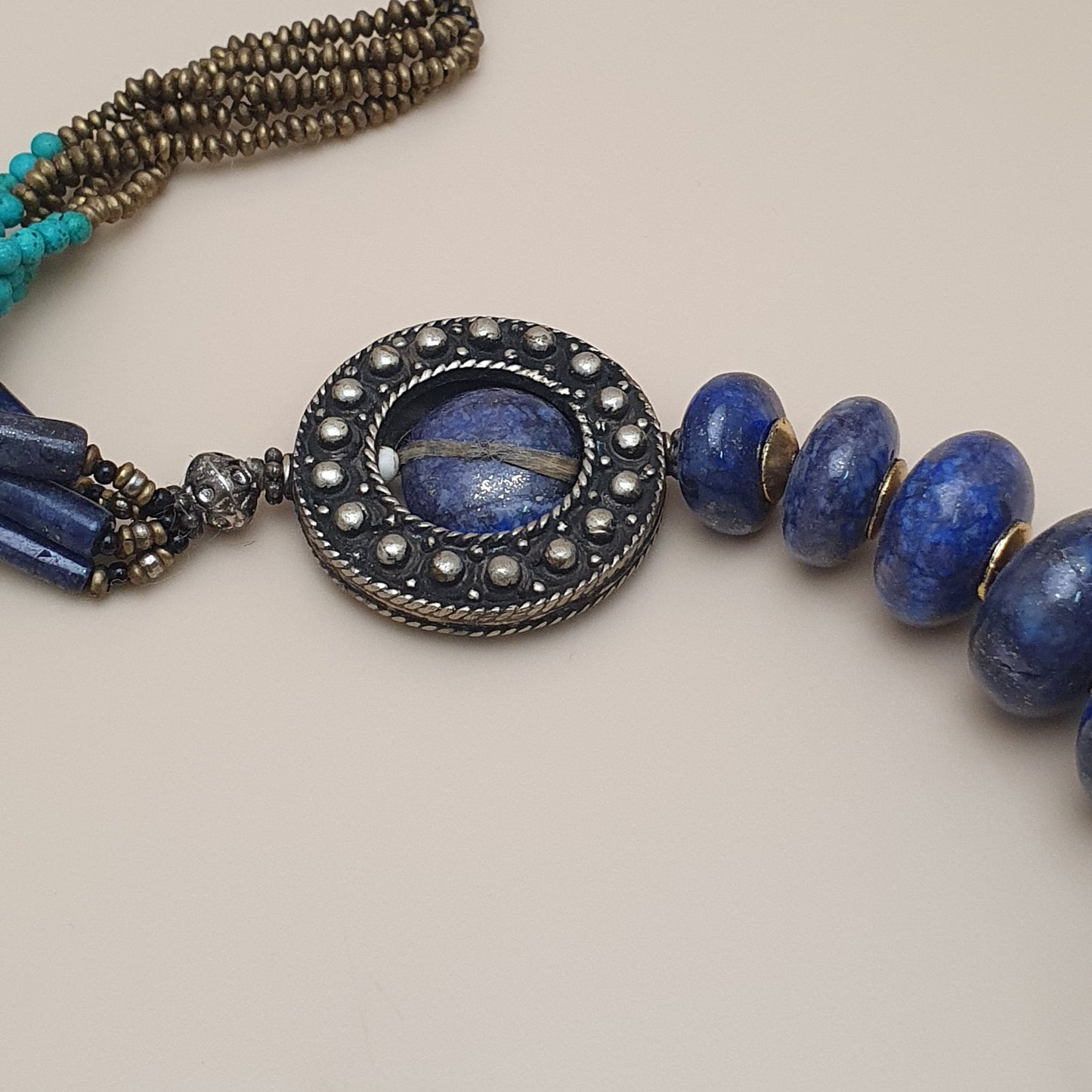 Vintage Tribal Mehrreihige Halskette mit Türkis, Howlith und Lapislazuli mit antikem Messing-Design
